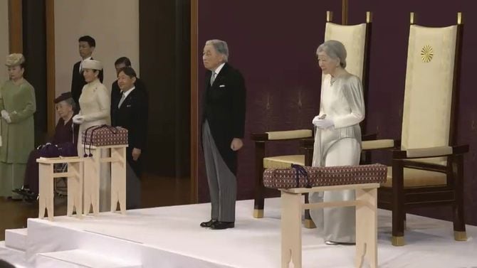 「退位礼正殿の儀」に臨まれる天皇、皇后両陛下と皇族方（皇居・宮殿「松の間」にて／2019年4月30日）