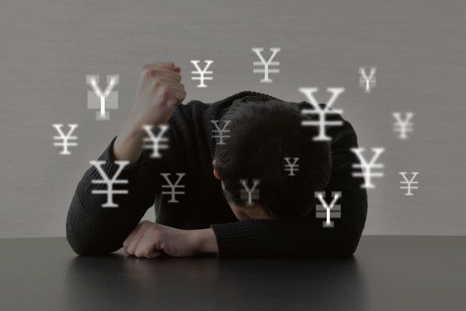 お金の問題に苦しんでいる男性
