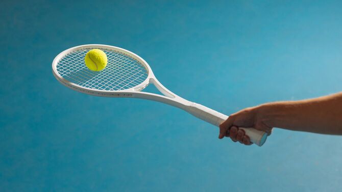 テニスのプレー中の男性の手元