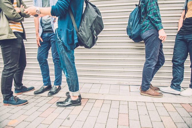 路上で話す若者たち