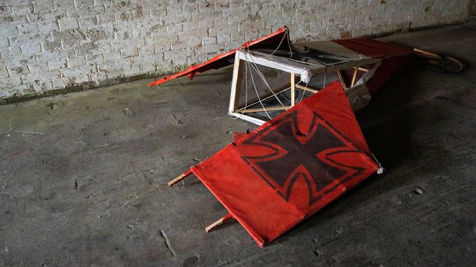 破壊されたドイツの鉄十字の旗