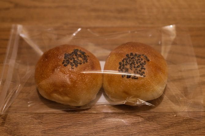 袋に入った2つの小ぶりなアンパン