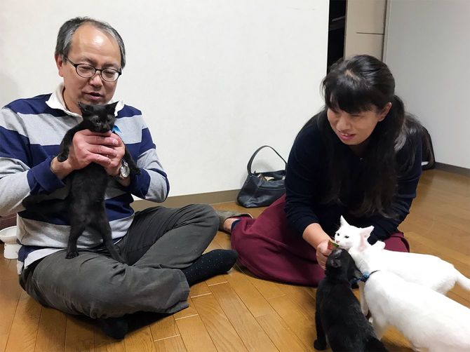 「オセロ兄弟」とふれあう岩﨑さんご夫婦