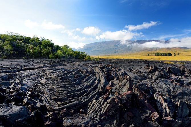 日本時間11月28日夜に噴火したハワイ島のマウナロア火山。マウナロア火山は世界最大の活火山とされ、噴火は1984年以来。