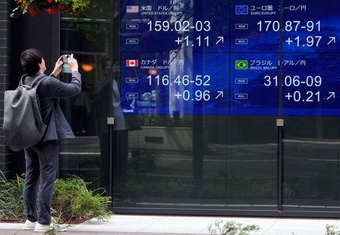 東京市場／円相場を示すモニター　1ドル159円台