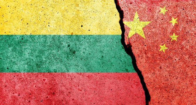 ひびが入ったコンクリートに描かれたリトアニアと中国の国旗