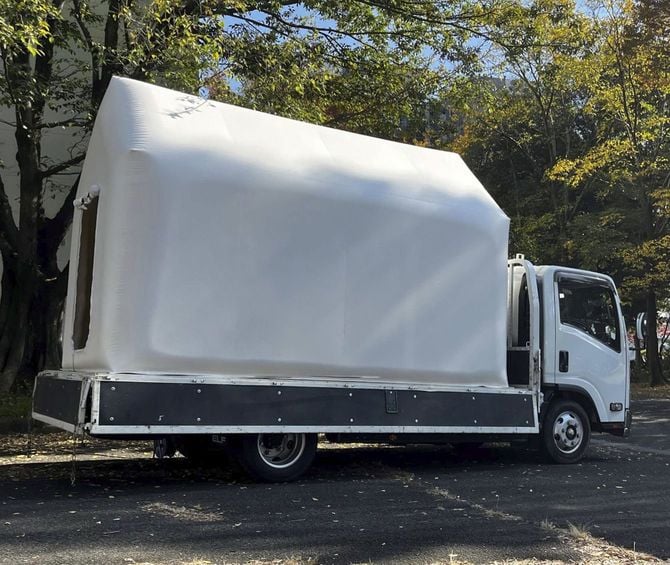 3トントラックの荷台にぴったり収まるよう設計された長方形の「インスタントハウス モバイル」