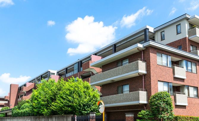 青空に映える瀟洒なマンション