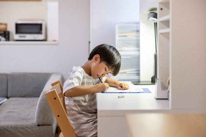 勉強机で勉強をする子供