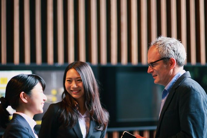 外国人とコミュニケーションをとっているビジネスパーソン