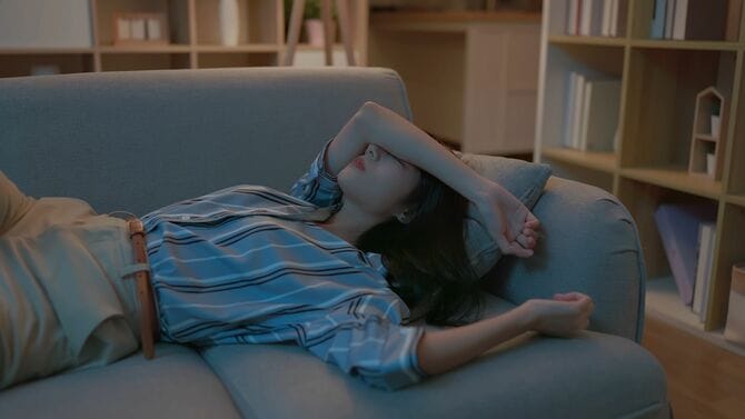 ソファに横たわっている女性