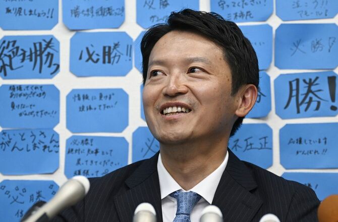 兵庫県知事選で再選を果たし、取材に応じる斎藤元彦氏=2024年11月18日午後、神戸市