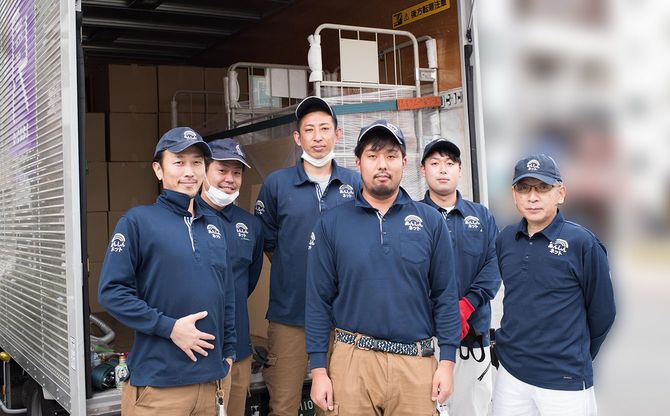 「あんしんネット」の事業責任者の石見良教さん(右端)と作業員のみなさん。撮影のためマスクを外してもらったが、普段はコロナ前から終日マスク姿で作業をしている。