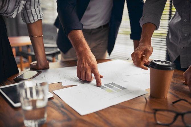 オフィスで一緒に書類作成に取り組んでいるビジネスマン