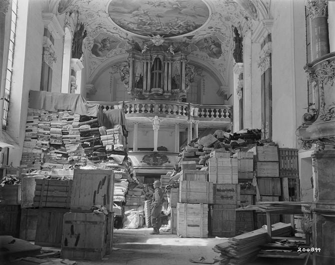 バイエルン州エリンゲンのシュロス教会に保管されたドイツ軍の略奪品（1945年4月）