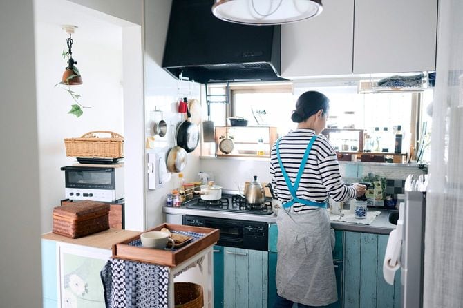 台所に立つ紫苑さん