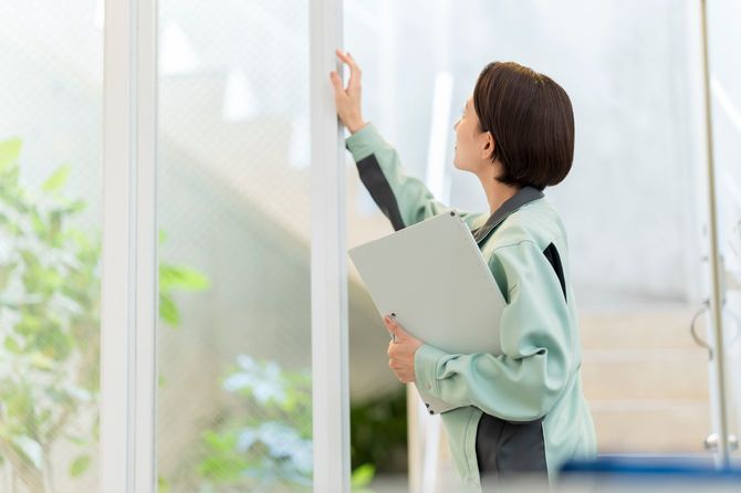 作業服を着て働く女性