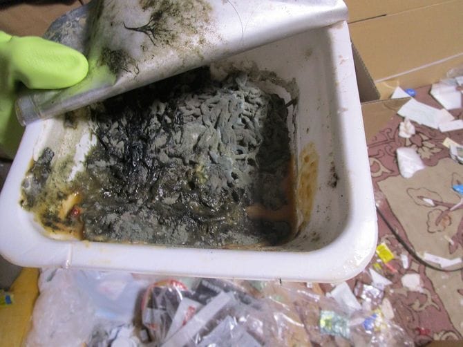 80代女性宅でみかけた食べかけのカップ焼きそば。麺は灰黒色で、粘土のようになっていた。