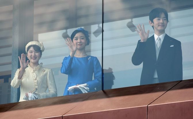 天皇陛下の66歳の誕生日を祝う一般参賀で、手を振られる天皇、皇后両陛下の長女愛子さま、秋篠宮家の次女佳子さまと長男悠仁さま=2026年2月23日午前、皇居
