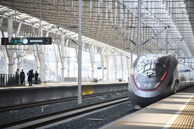 延安駅を出発する西延高速鉄道の開業一番列車＝2025年12月26日