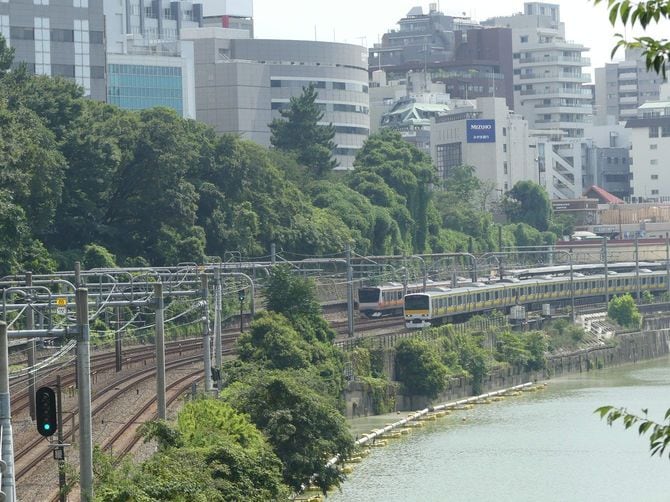 外濠を走る中央線は旧甲武鉄道市街線にルーツを持つ