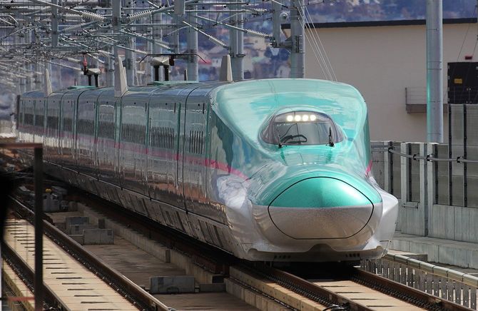 新函館北斗駅に向かう北海道新幹線＝2016年3月26日