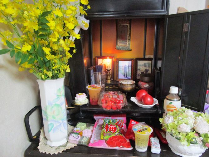 千鶴子さんの仏壇。生前、写真を処分したため、遺影に使える写真はこれしか残っていなかったという。