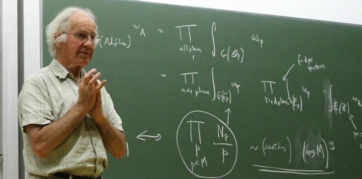 2011年5月4日、ケンブリッジ大学でバーチ・スウィンナートン＝ダイアー予想を説明するブライアン・バーチ（写真＝Fumeinab sakuseir-shau h／CC-BY-3.0／<a href="https://commons.wikimedia.org/wiki/File:Bryan_Birch_2011.png" target="_blank">Wikimedia Commons</a>）