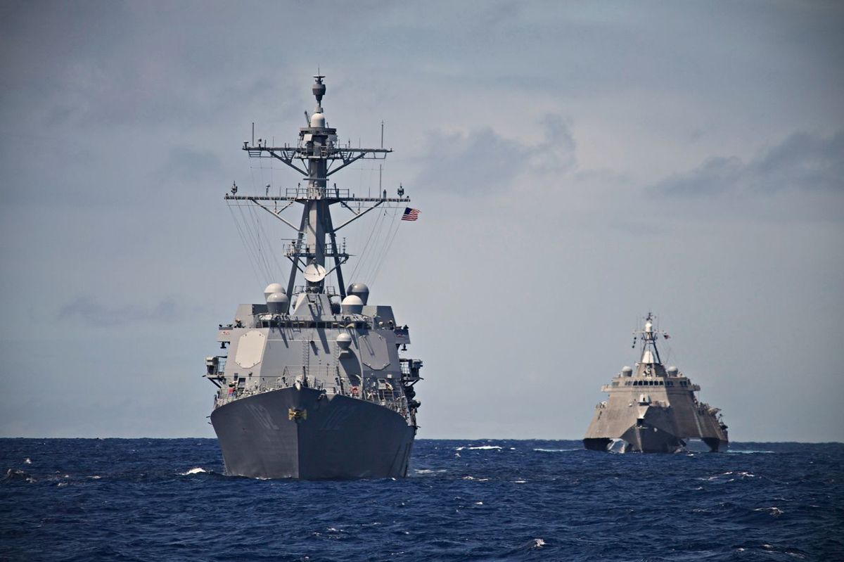 2014年の太平洋配備時に撮影されたUSS駆逐艦と沿海域戦闘艦