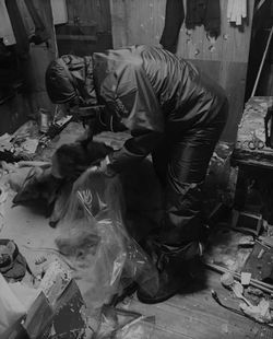 ケージの中で寄り添うように死んでいた小型犬2匹