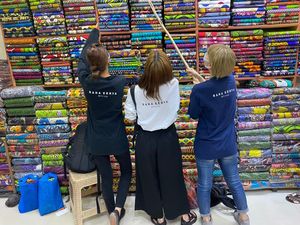 3人でナイロビの布地店で布選び