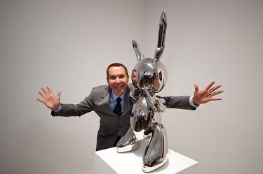 【真作】金属製 世界限定500 ジェフクーンズ アート オブジェ インテリア 兎 人参を持った金ピカのウサギ」が100億円で落札…悪趣味な彫刻に