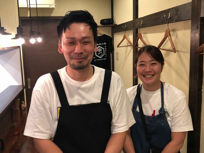 「奈つやの中華そば」店主の平林利幸さんと妻の奈津子さん