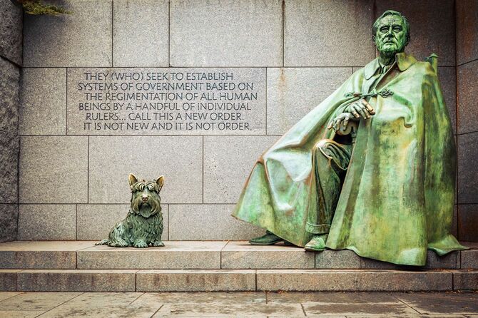 フランクリン・ルーズベルトと飼い犬の像