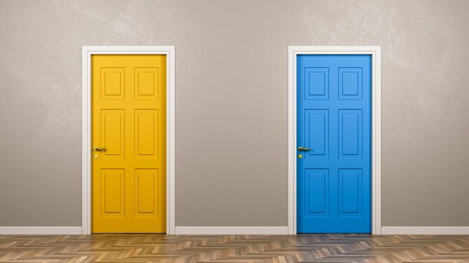 黄色いドアと青いドア