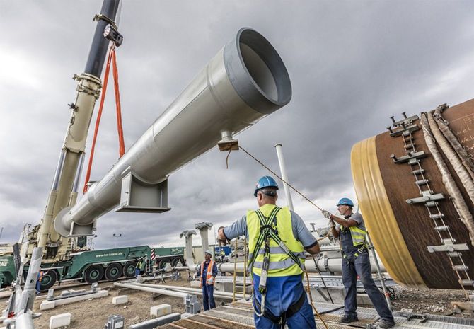 2019年8月2日、ルブミンの建設現場にノルドストリーム2のPIGトラップを設置：特殊な重機がトラップをドイツ北部まで運んでた。トラップの長さは約20メートル、重さはそれぞれ約60トン。
