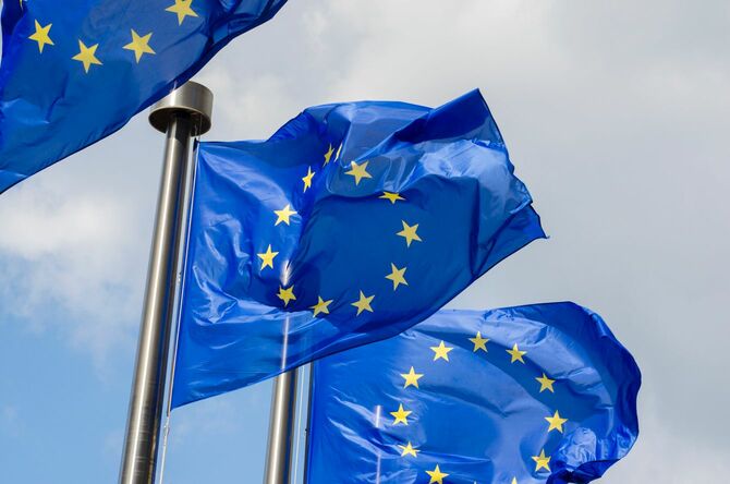 ブリュッセル欧州委員会本部の前ではためく欧州旗