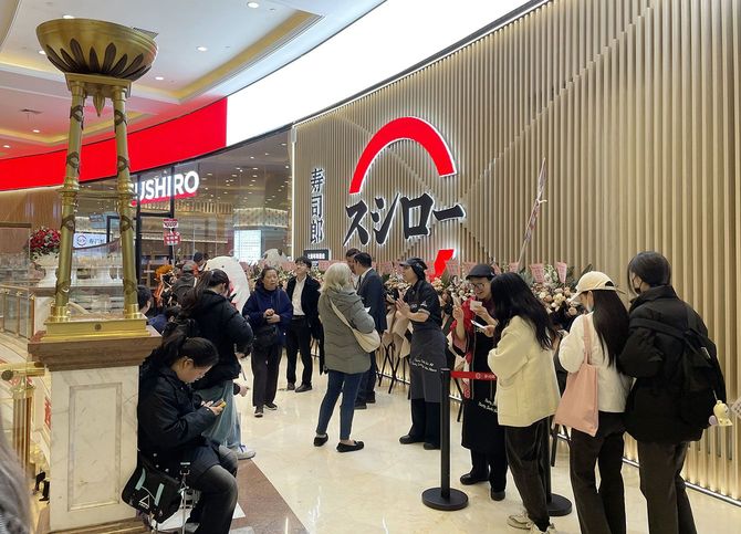 中国・上海市内でオープンした回転ずし、スシロー上海環球港店＝2025年12月6日