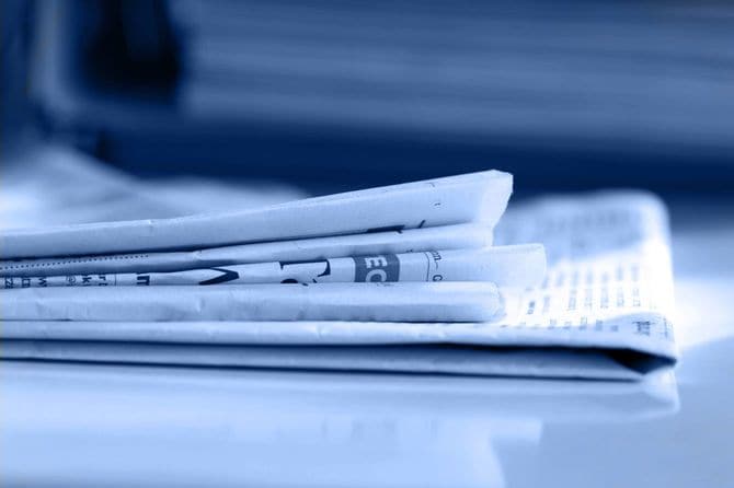 折りたたまれて置かれた新聞