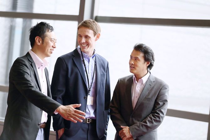 外国人と話す日本人の男性