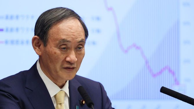 4度目の緊急事態宣言を決め、記者会見する菅義偉首相=2021年7月8日、首相官邸