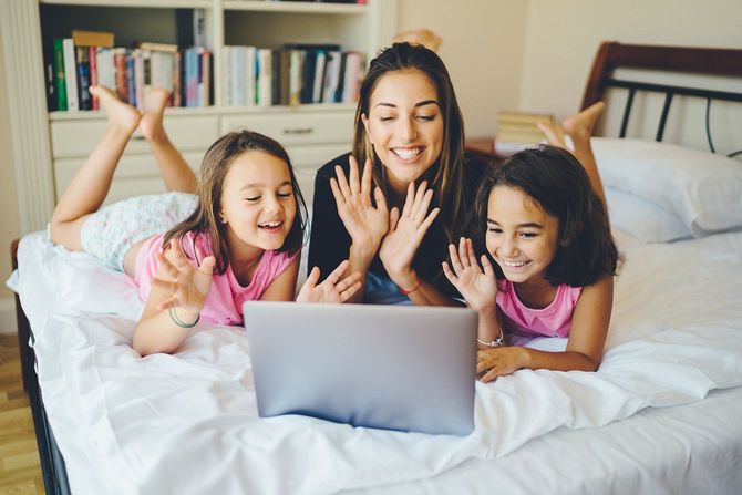 自宅のビデオ通話の娘を持つ母