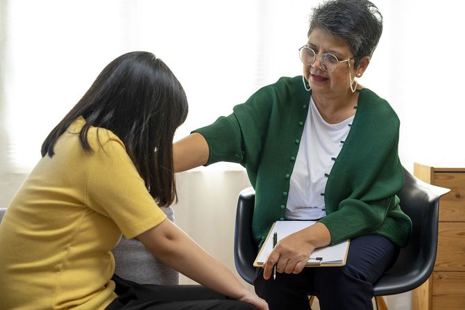 大人に相談をする女の子