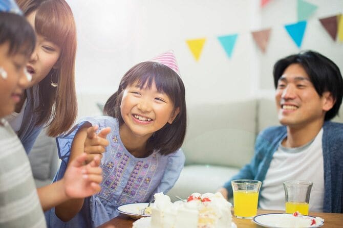 自宅で自分の誕生日パーティーを楽しんでいる女の子