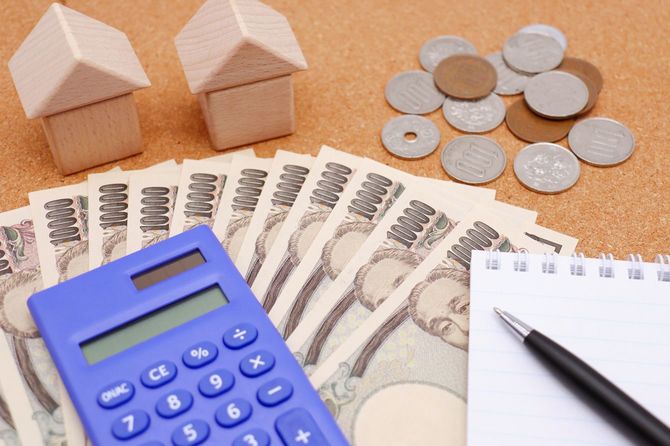 一万円札と電卓