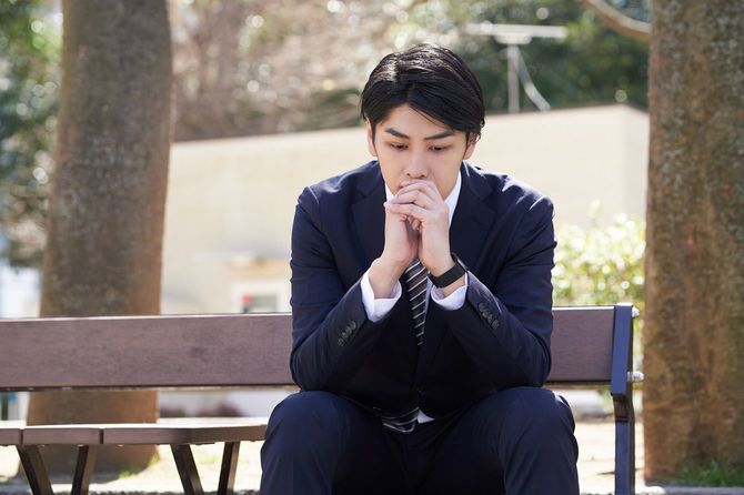 考え込む若い男性