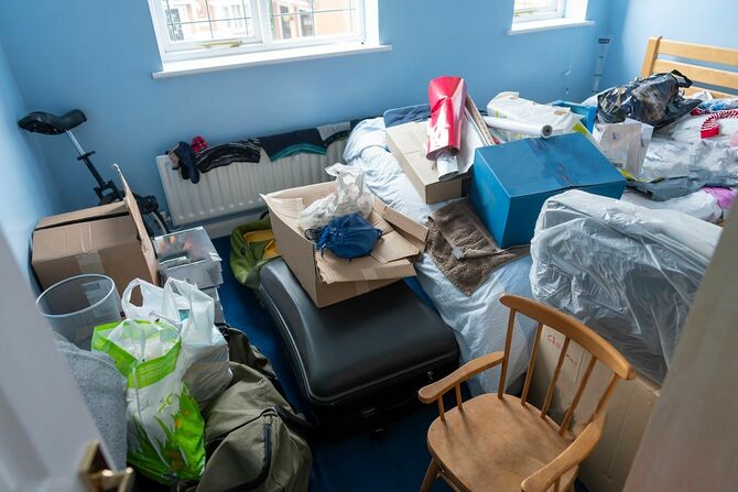 散らばったベッドルーム