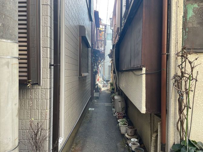 この道を抜けると