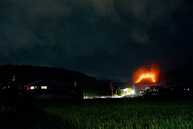 京都・五山の送り火の鳥居型(本来は鳥居型だが、2020年は「点」だけだった)