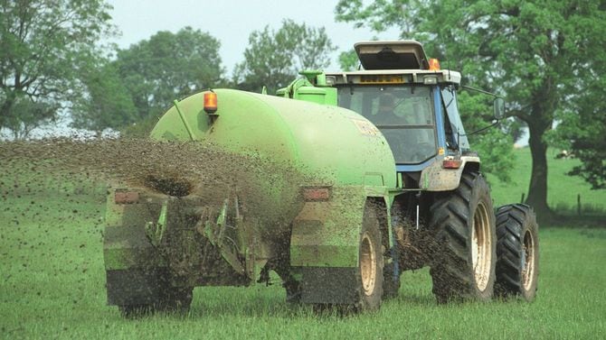堆肥をまくイギリスの農作業車
